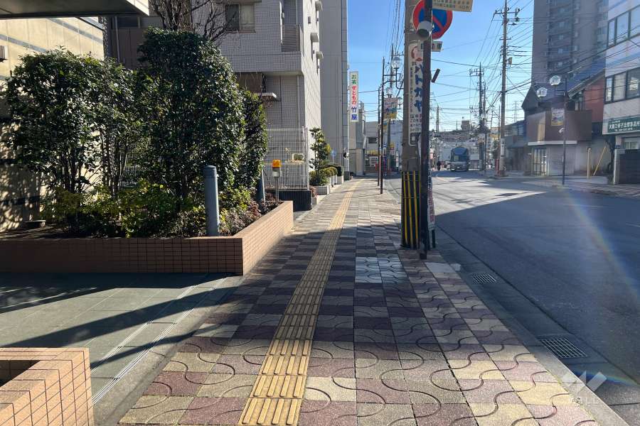 敷地西側の前面道路