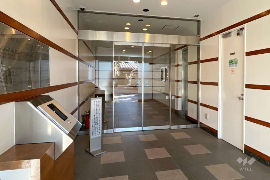 エントランスはオートロック付きです。