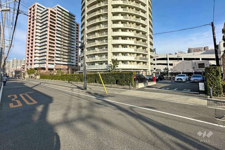 敷地西側の前面道路