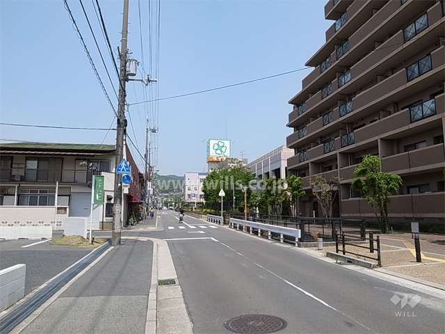 敷地西側の前面道路。二車線の通りで、すぐ北側には大型のスーパー「ライフ」があります。