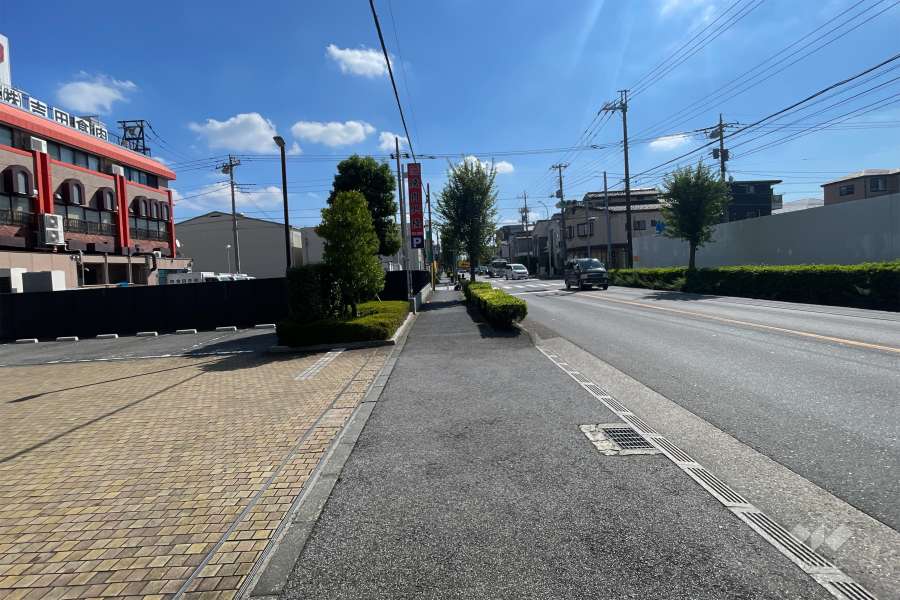 敷地南西側の前面道路（北西側から）