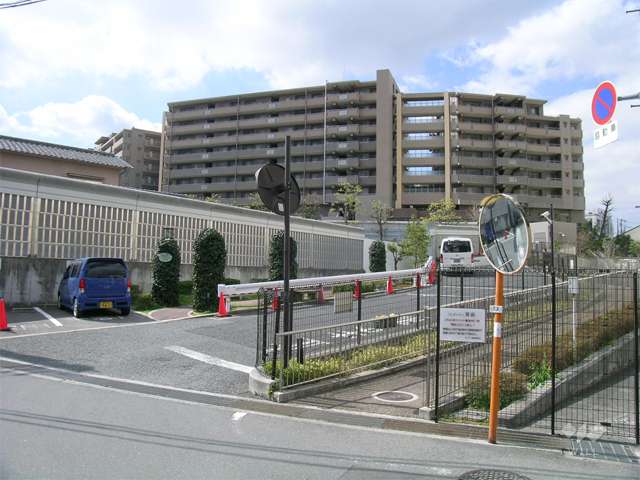 敷地入り口。小高い丘の上にあるマンションです。