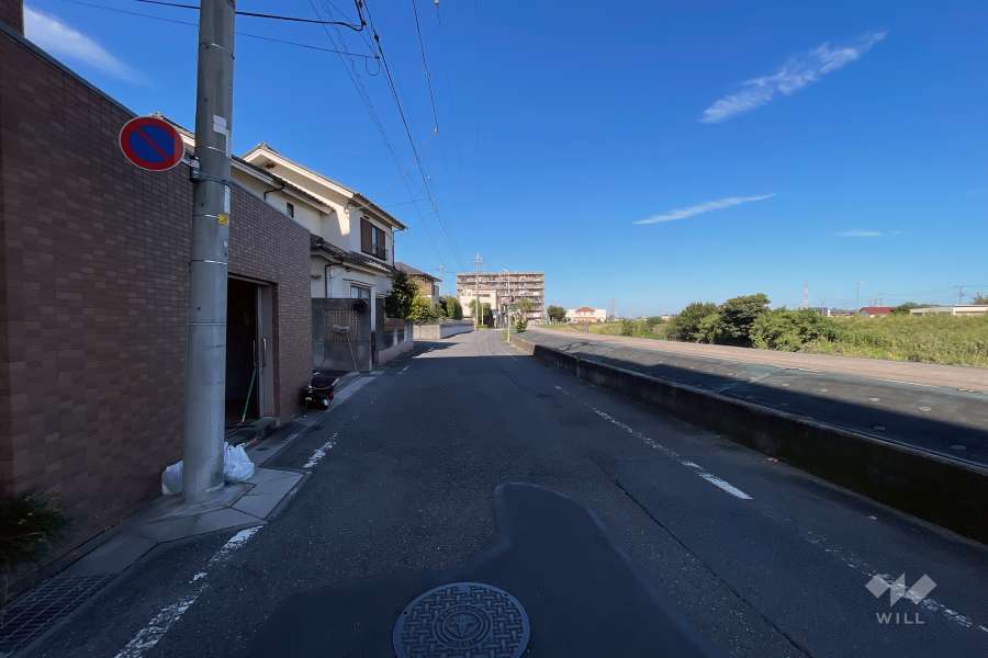 敷地の東側前面道路（南側から）