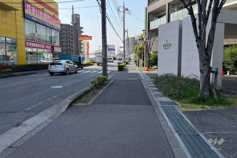 敷地の南西側前面道路（南東側から）