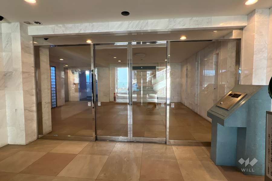 エントランスはオートロック付きです。