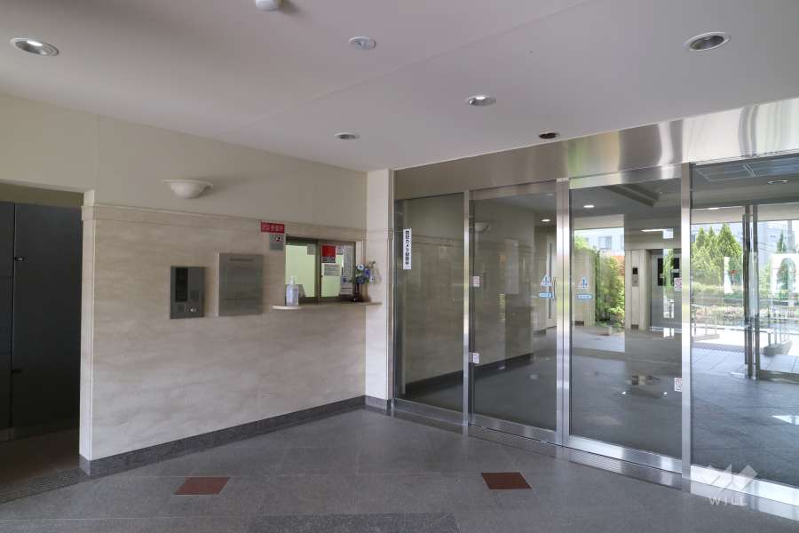 エントランスはオートロック付きです。