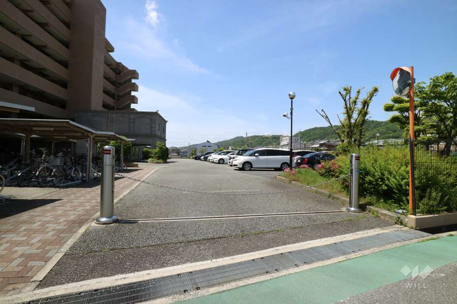 駐車場の出入口（ロボットゲート付き）