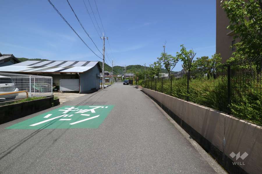 敷地西側の前面道路