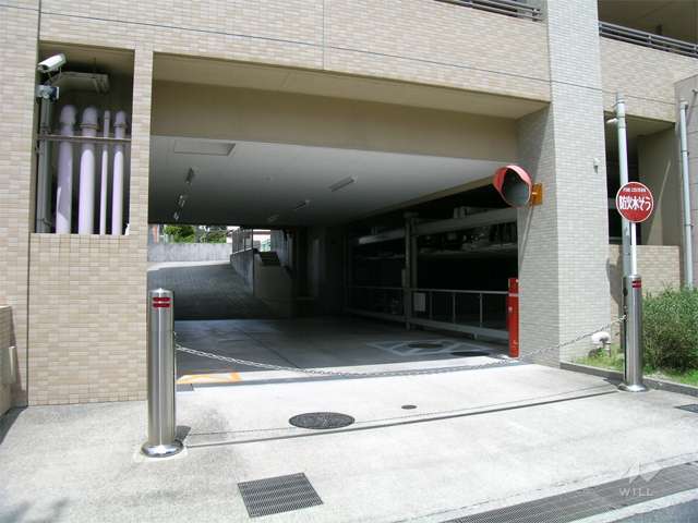 ロボットゲート付きの敷地内駐車場