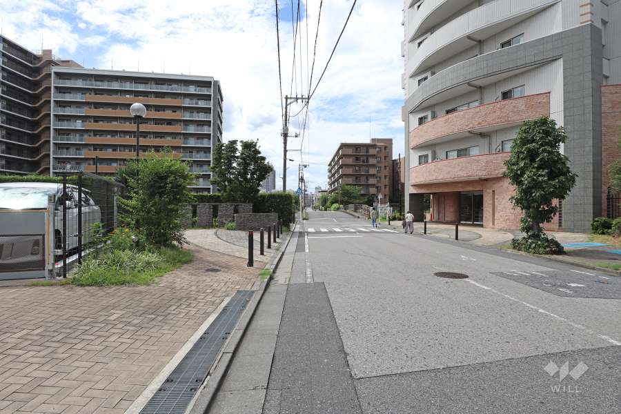 敷地北側の前面道路（東側から）