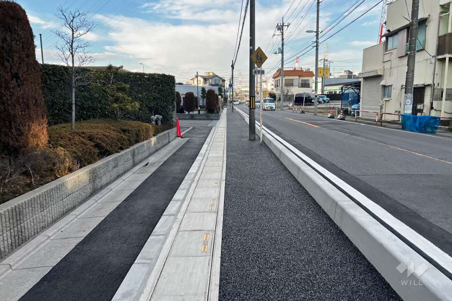 敷地東側の前面道路（南側から）