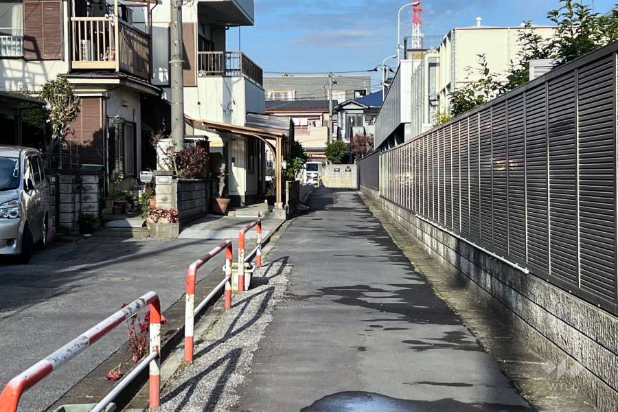 敷地北西側の前面道路（南西側から）