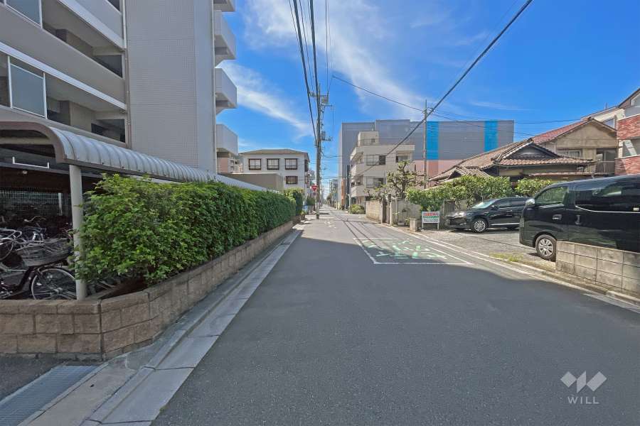 敷地の北側前面道路（東側から）