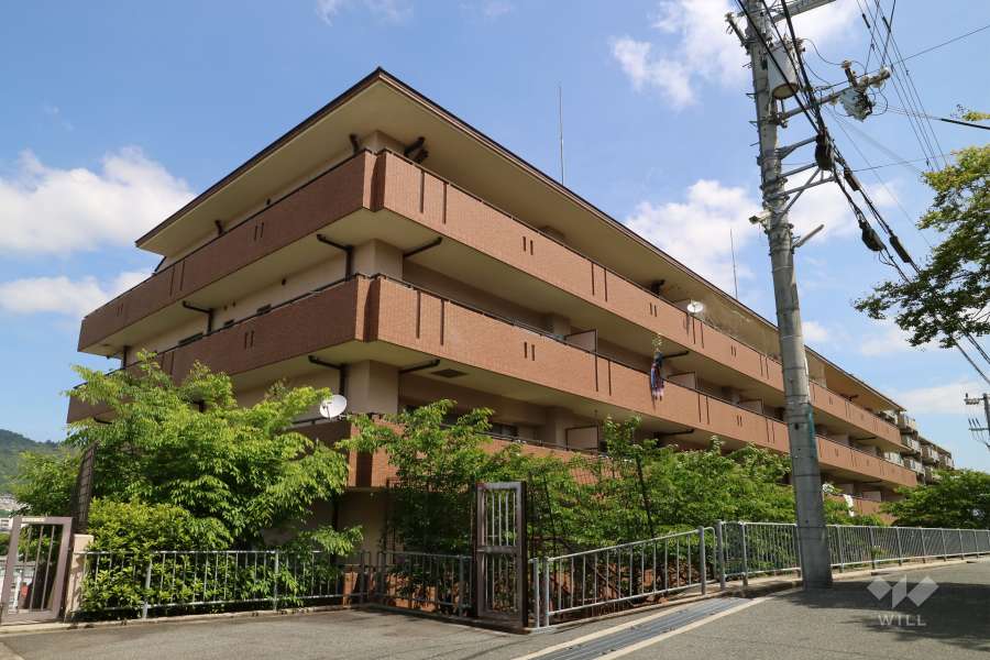 クラウンヒルズ箕面の外観（南西側から）