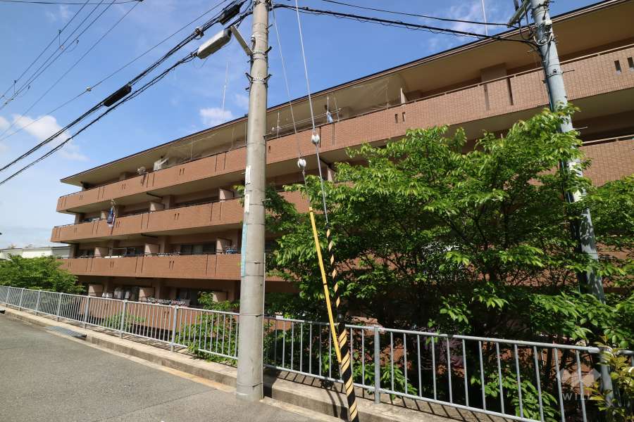 クラウンヒルズ箕面の外観（南東側から）