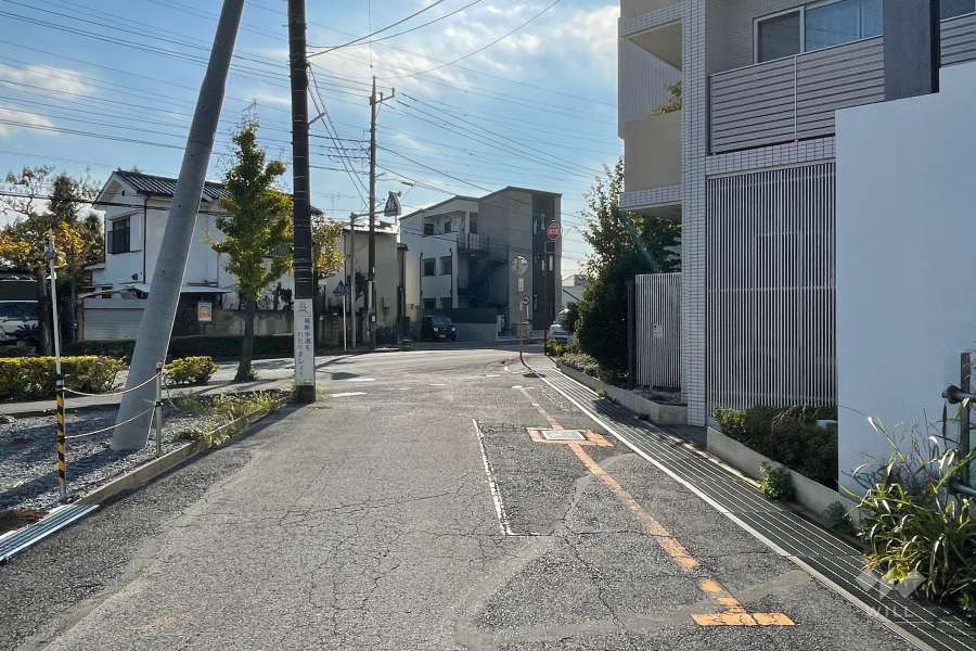 敷地東側の前面道路（北側から）