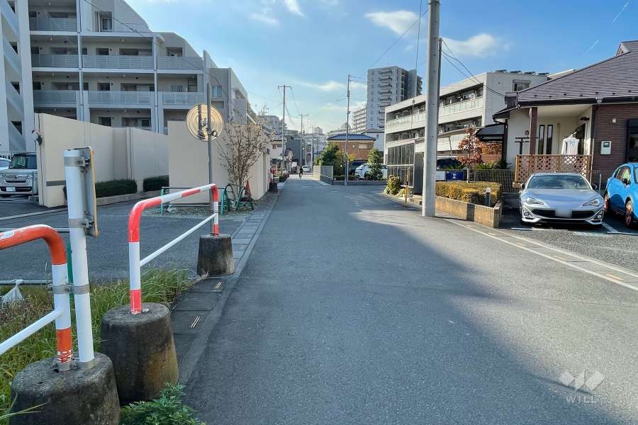 敷地北側の前面道路（東側から）