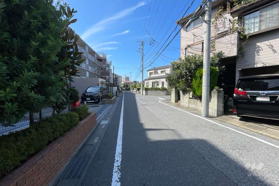敷地の北側前面道路（東側から）
