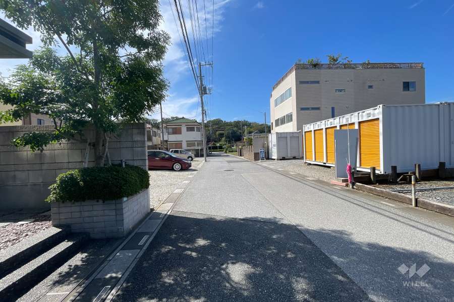 敷地の北側前面道路（東側から）