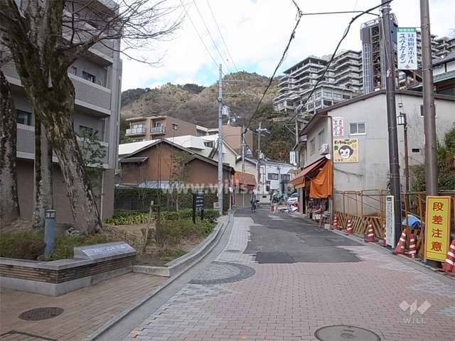 前面道路は箕面の滝に続く滝道です。
