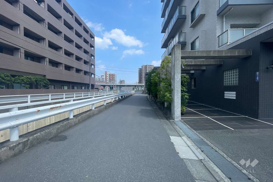 敷地北側の前面道路