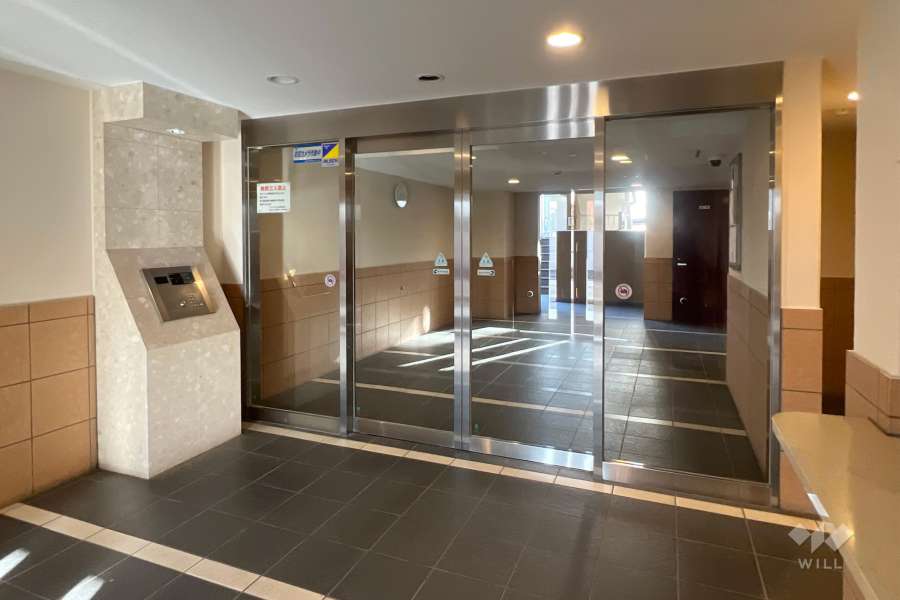 エントランスはオートロック付きです。