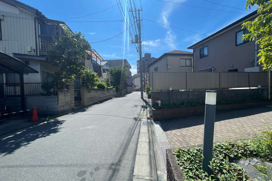 敷地北東側の前面道路