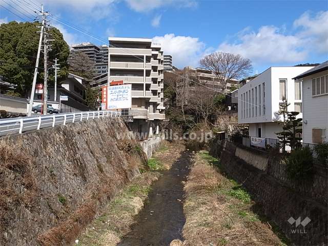 箕面川。左側が潤水館(西棟）、右奥が潤緑館(東棟）になります。