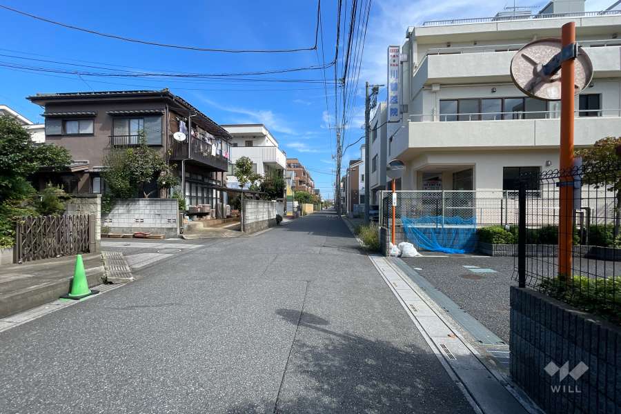 敷地の北側前面道路（西側から）