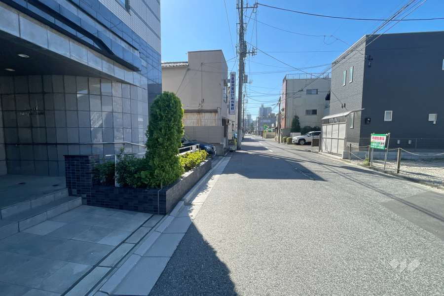 敷地西側の前面道路