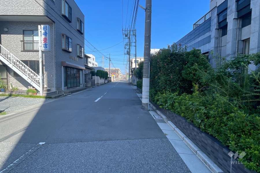 敷地西側の前面道路　