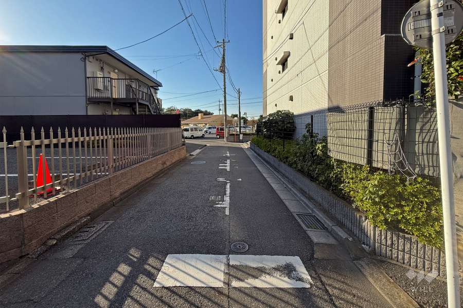 敷地の南側前面道路（東側から）