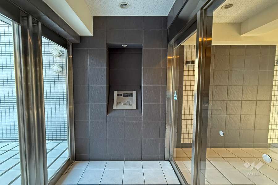 エントランスはオートロック付きです。
