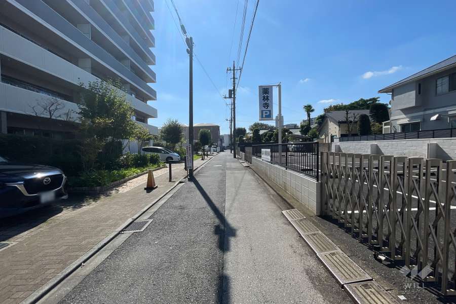 敷地西側の前面道路