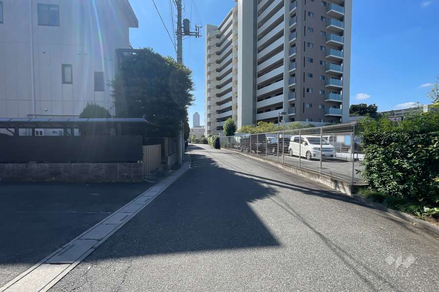 敷地西側の前面道路　