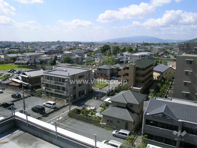 敷地南側は隣接する建物と間隔があります。コスモ箕面アーバンフォルムは右奥の建物です。