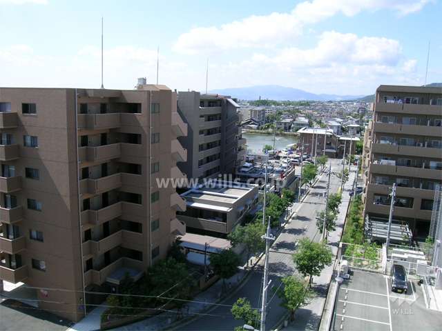 敷地北側の通りは街路樹がきれいです。コスモ箕面アーバンフォルムは左奥の建物です。