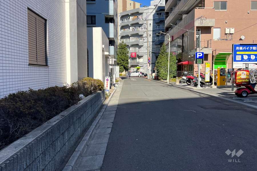 敷地の東側前面道路（南側から）