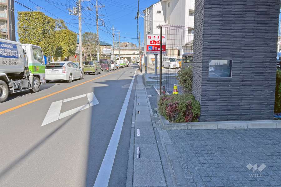 敷地の北西側前面道路（南西側から）