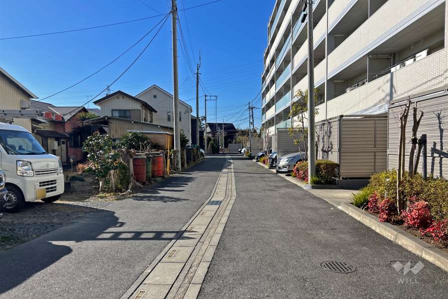 敷地の南側前面道路（東側から）