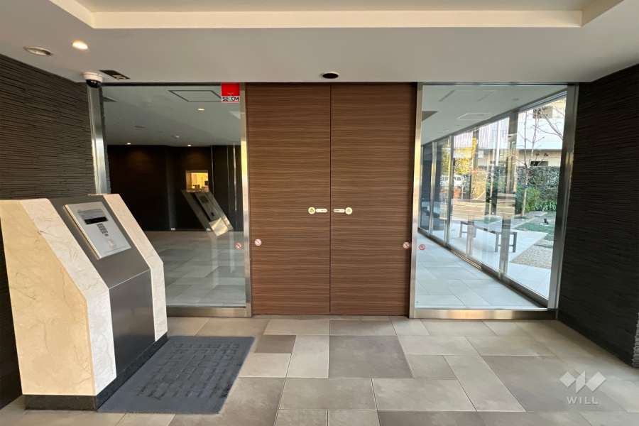 エントランスはオートロック付きです。