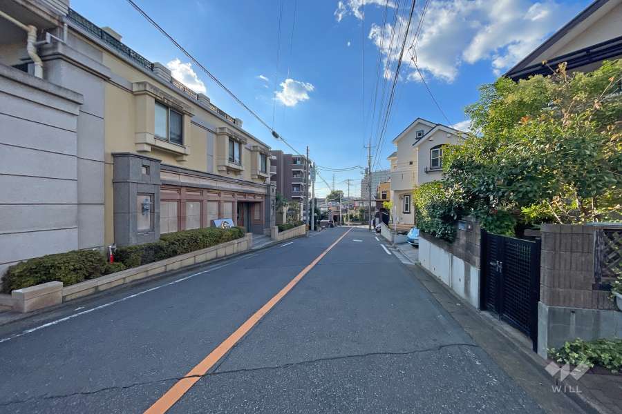 敷地の北側前面道路（東側から）