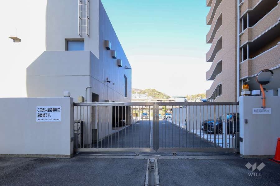 駐車場の出入口（ゲート付き）