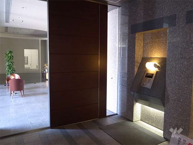 エントランスはオートロック付き。エントランスホールには談話スペースが設けられています。