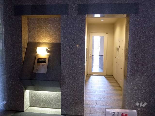 オートロック操作盤、宅配ボックス、共用ポスト