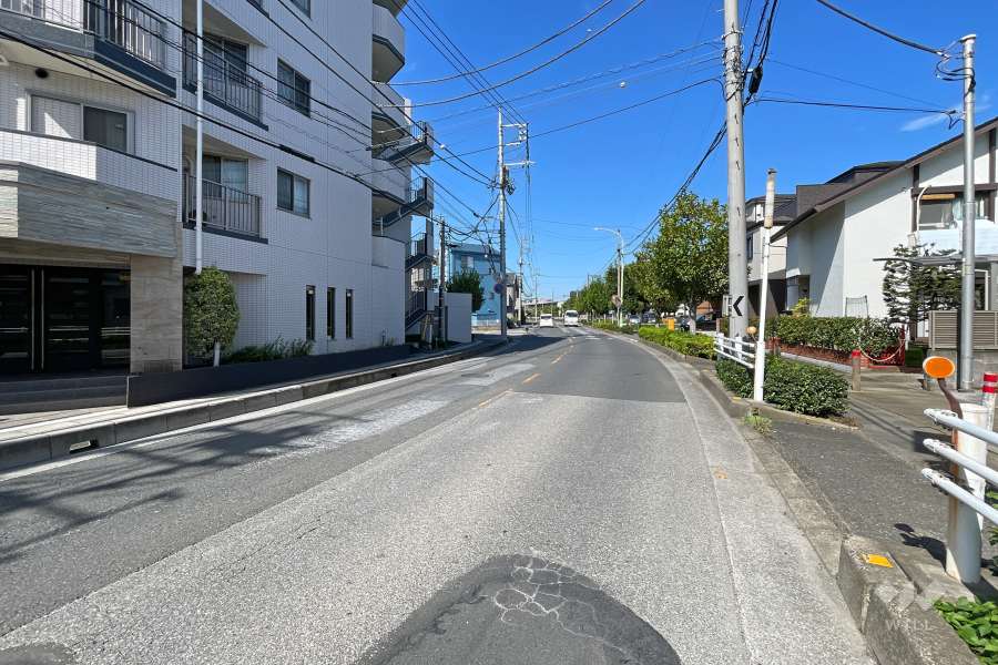 敷地北東側の前面道路