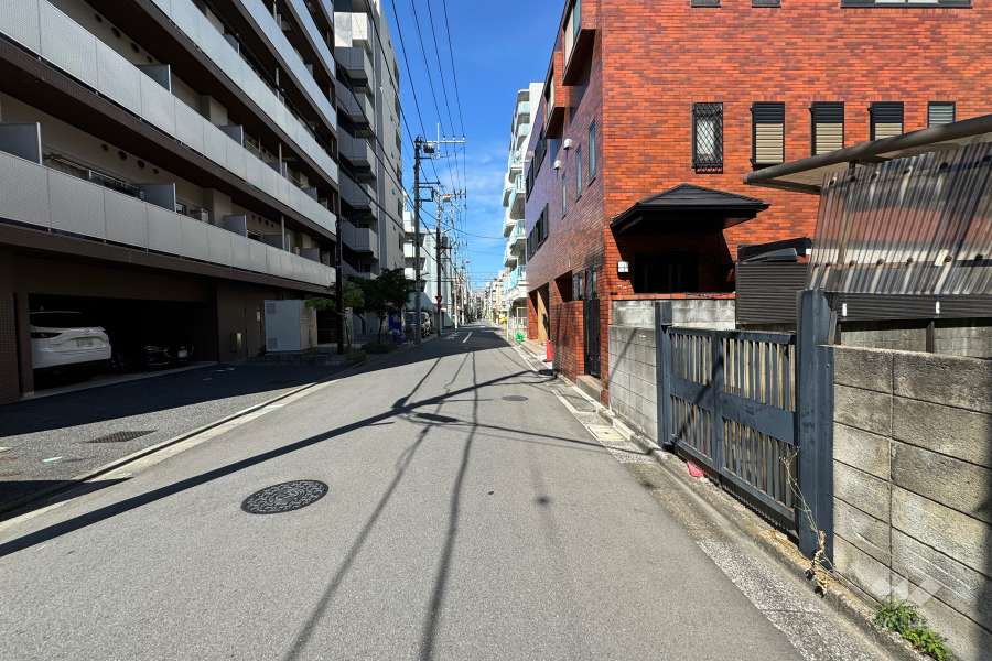 敷地北側の前面道路（東側から）