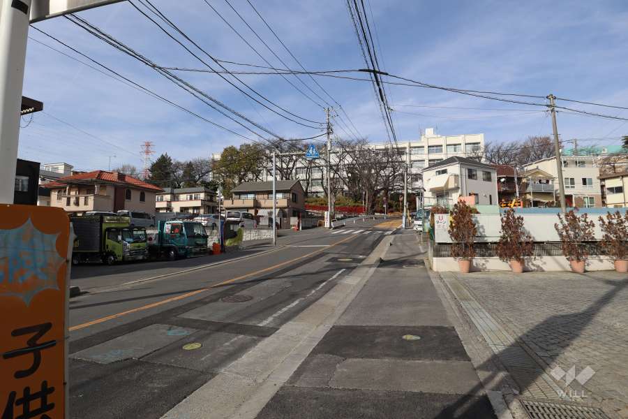 敷地西側の前面道路