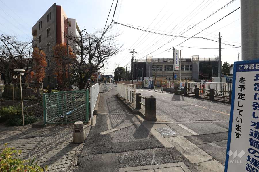 敷地西側の前面道路　