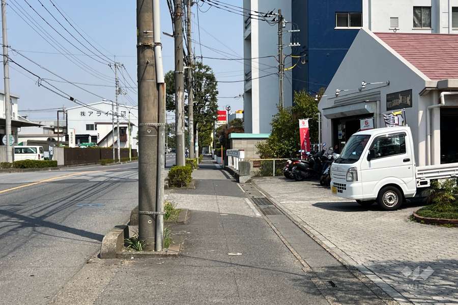 敷地北西側の前面道路（南西側から）